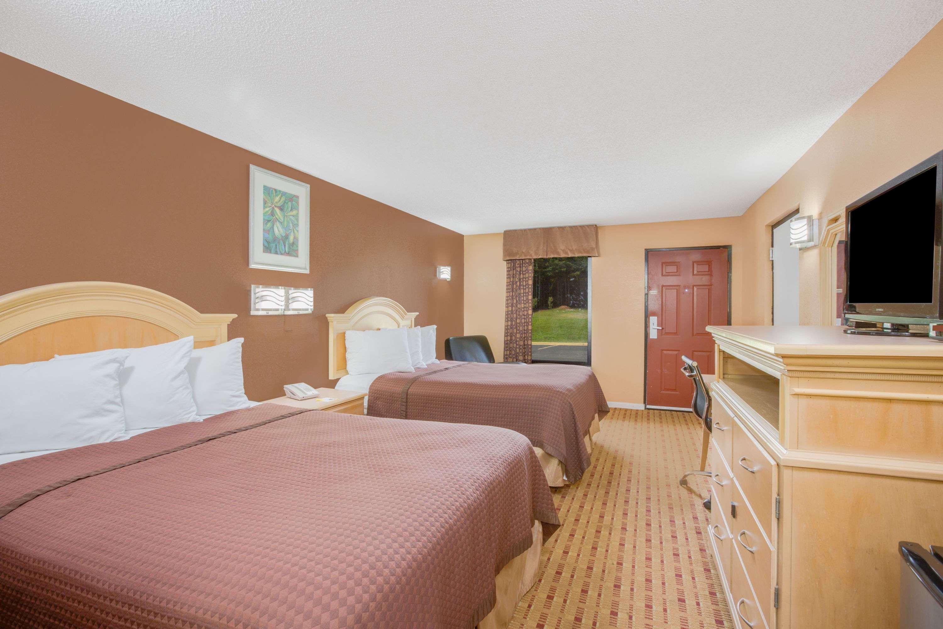 Columbus Inn And Suites Exterior foto